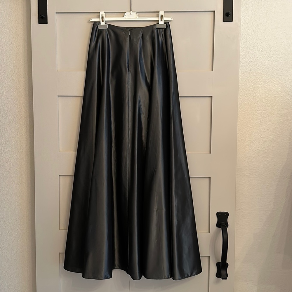 Laundry by Shelli Segal formal long skirt Size 2 in gunmetal gray